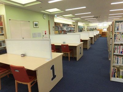 足立区立保塚図書館の自習室